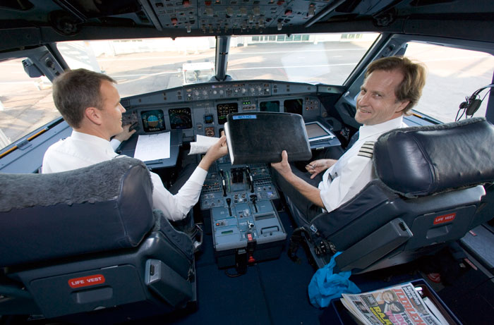 Im Cockpit einer E170 der Finnair
