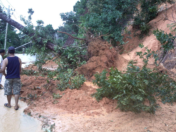 Die Strassen sind versperrt beim Unwetter auf Koh Chang 2010