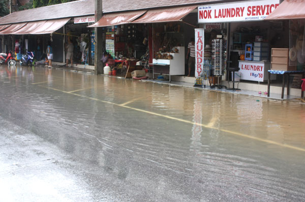 Wasser in den Strassen beim Unwetter auf Koh Chang 2010