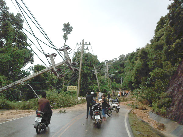 Diese Lichtmaste sind umgestürzt - Stromausfall auf Koh Chang