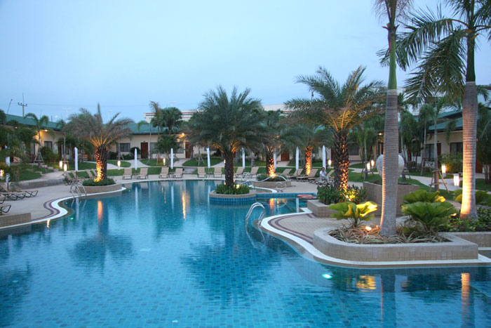 Schöner Pool am Abend im Thai Garden Resort