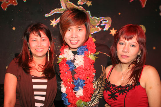 Anan Jaidee mit zwei Fans, 2008