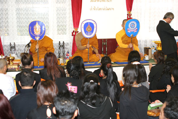 Mönche im Wat Buddhavihara 2008