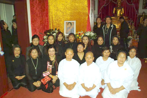 Trauernde im Thai Tempel in Berlin 2008