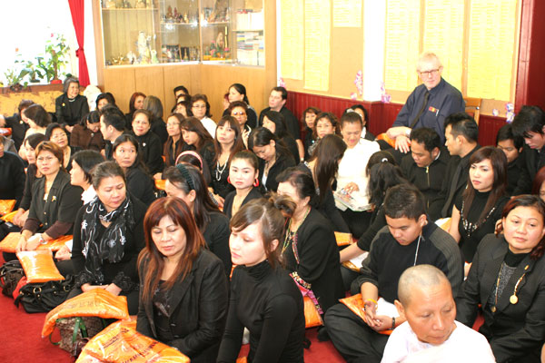 trauernde Thai-Gemeinde im Tempel 2008