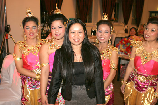 Onjan mit Thaitänzerinnen 2008