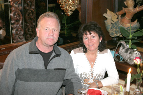 nettes Paar auf der Thai-Feier