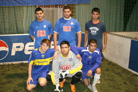 junge Fussballer um Anousha 2008
