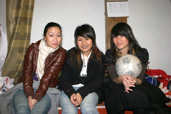 Thai-Groupies beim Fussball 2008