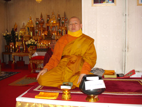 hoher Thai-Mönch im Wat Buddharama 2008
