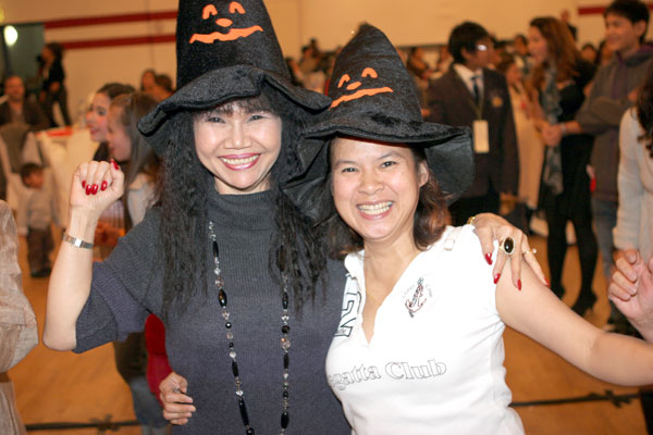 Na hoppla, Ihr Thaifrauen, das ist aber nicht Halloween.