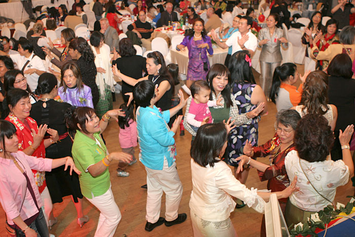 Grosser tanzender Umzug beim Lichterfest durch den ganzen Festsaal.
