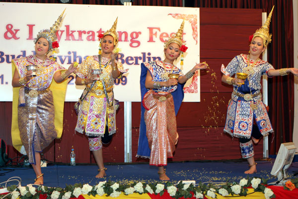 Thaitanzgruppe von Sabina, ganz rechts.