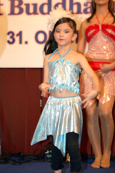 Kleine Thaitänzerin ganz konzentriert.