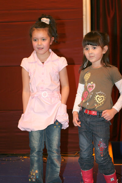 Die Kleinen schauen interessiert zu, was die Grossen da so machen.