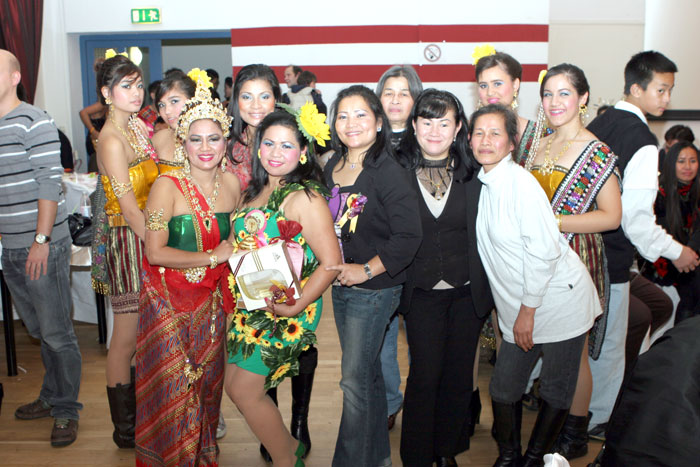 Thaitänzerinnen Dimmie und Bube, dann Jimmy und Dung Ding, von links, vorne.