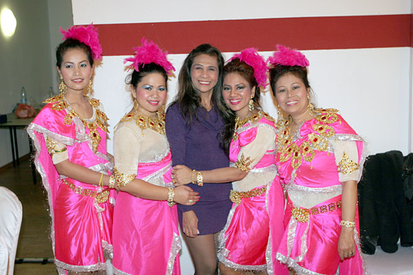 Lek, vormals Scorpion, strahlt mit den Thaitänzerinnen von Dimmie von Crystal Lotus.