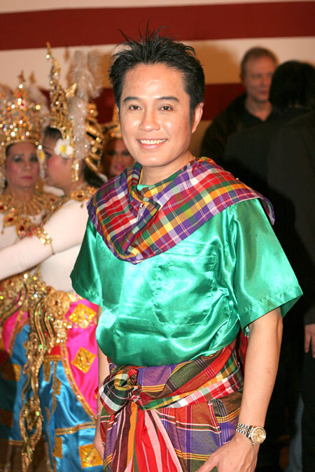 Das ist Toi, der Chef und Manager des Berliner Musik-Cafes R.C.A. Hier im Kostüm des Nordosten Thailands.