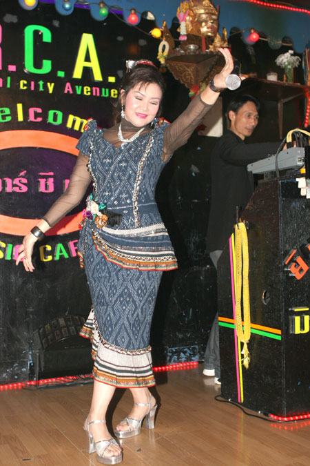 Ban Yen ist eine Mo Lam Sängerin der alten Schule.