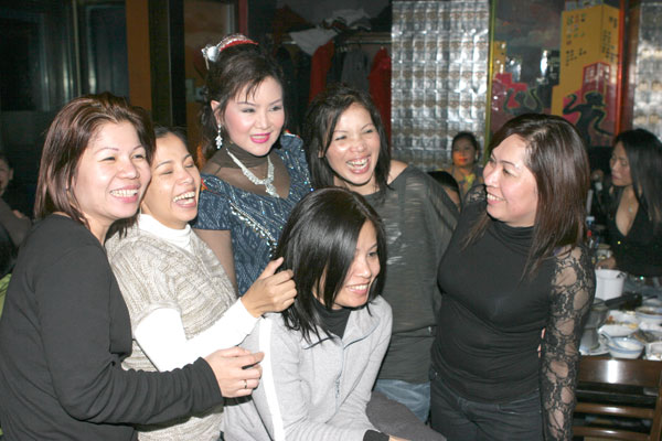 Ban Yen mit dem Team der Djantschai-Thaimassage in Berlin, rechts Chefin Nalee.