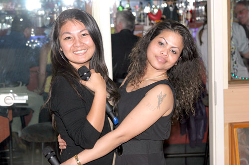 Nancy bei der Karaoke im Lanna.