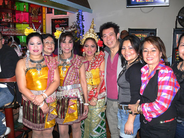 Edd, Jimmy und Judy mit den Thaitänzerinnen Dimmie, Lek und Bube.