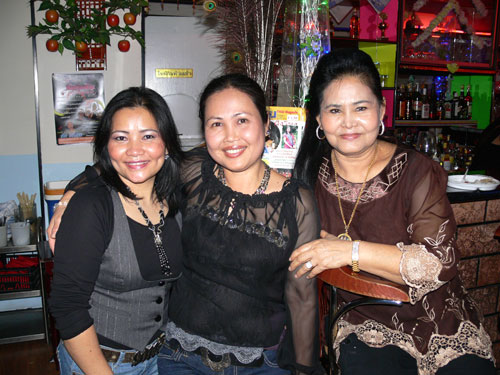 Links Jimmy, dann Frau Oh alias Geo Paksi, die Herausgeberin der neuen Berliner Thaizeitschrift Thai-Magazin.