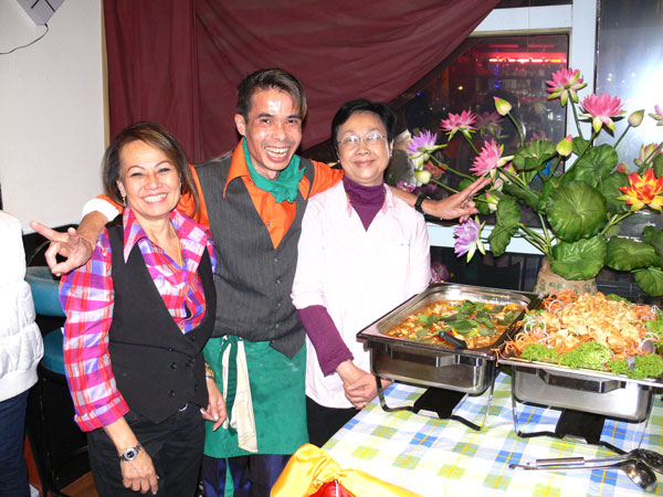 Koch Tot freut sich. Nach dem Sarods hat er im Butterfly eine neue Aufgabe. Chefin Judy und die Tante strahlen am Buffet.