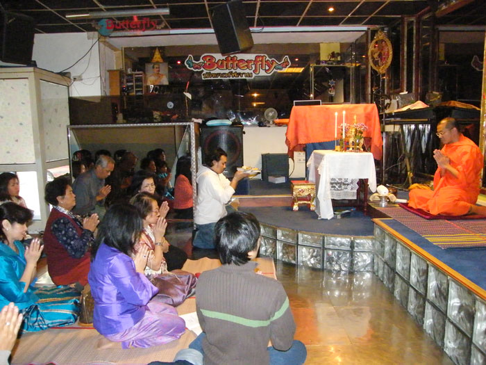 Der Mönch vom Wat Buddhavihara segnet das neue Butterfly. DJ Geng hält die Schale.
