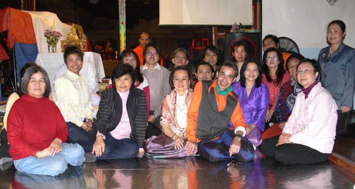 Gruppenaufnahme mit dem Mönch im Hintergrund.