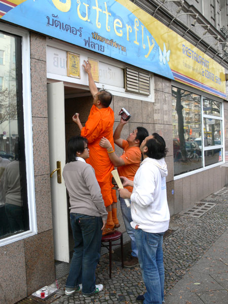 Der Mönch bringt die heiligen Markierungen an. Yad, DJ Geng und DJ Nong sind dabei, von links.