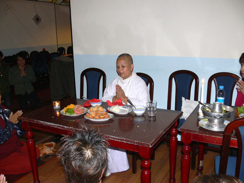 Die weisse Nonne vom Wat Buddhavihara residiert an einem extra Tisch.