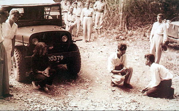 S.M. König Bhumibol Adulyadej auf Erkundungen im Land.