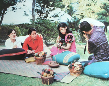 Bhumibol Adulyadej fotografiert die Familie beim Picknick.