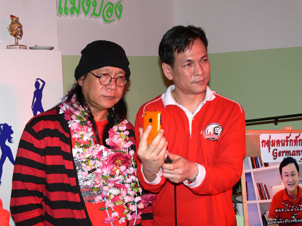 Andächtig lauschen sie der Ansprache des ehemaligen Premiers.