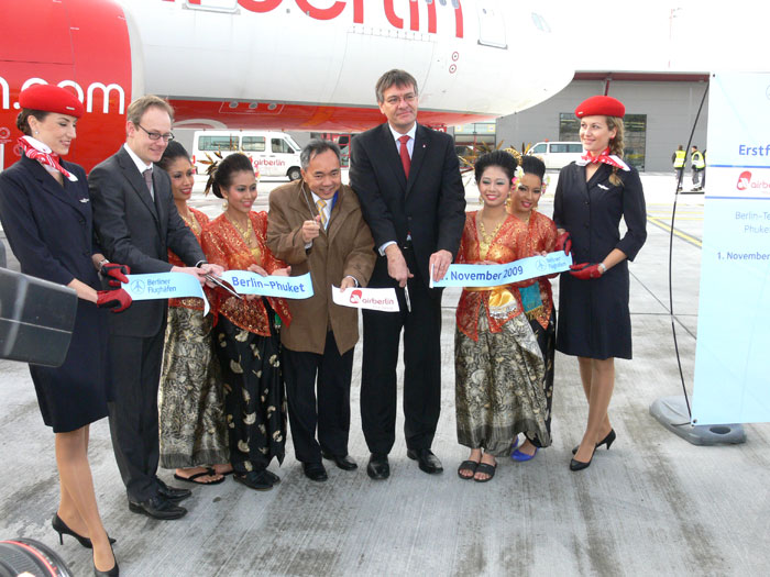 Der entscheidende Augenblick.Mit der Schere wird die neue Direktfluglinie von Air Berlin eröffnet.