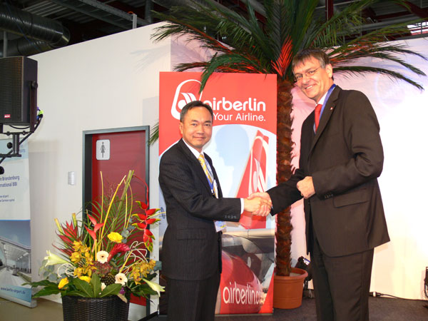 Botschafter Charivat Santaputra und Matthias von Randow