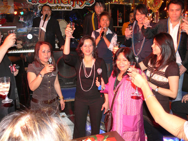 Ein Prosit auf Thongwan. Pi Deng mit dem Mikro in der Hand.