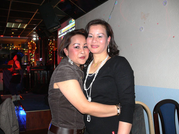 Miau kuschelt sich an Thongwan.