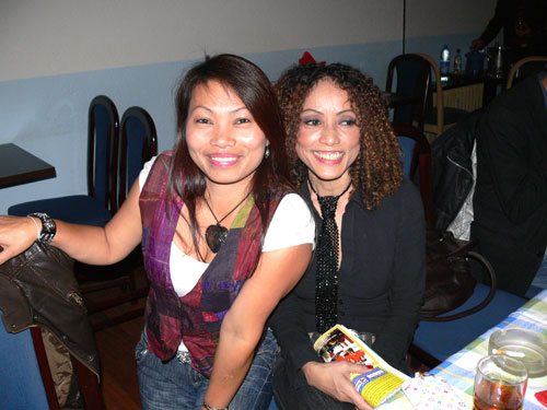 Zwei unbekannte Thai-Schönheiten im Butterfly.