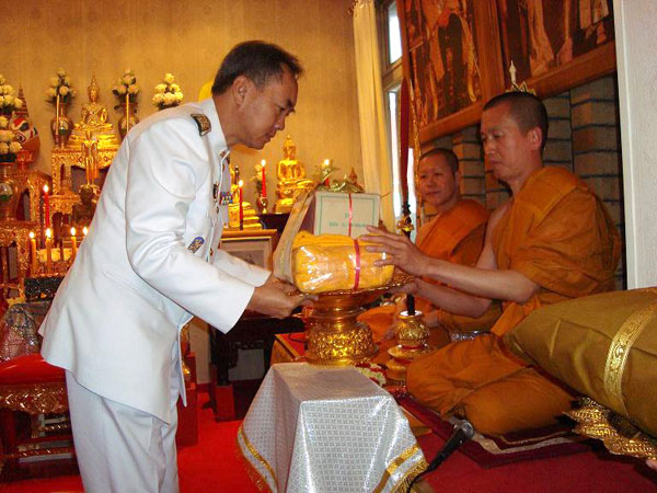 Der Botschafter übergibt die neuen Gewänder an den Abt.