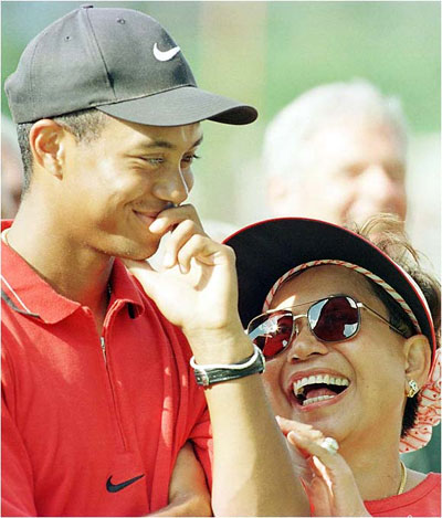 Tiger Woods mit der stolzen Mama