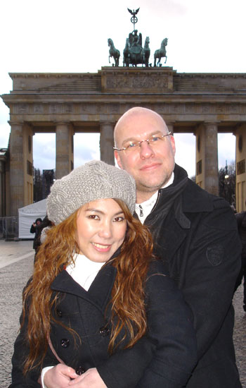 Thaifrau Kik mit ihrem Carsten vor dem Brandenburger Tor